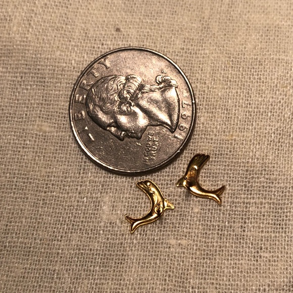 Gold dolphin studs - Picture 4 of 4